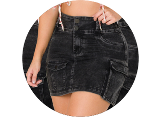 Trendy black denim cargo skirt with pockets – Stylish and edgy mini skirt for casual outfits.